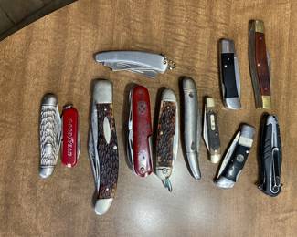 Good assortment of pocket knives