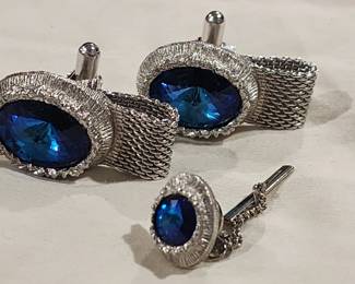 Hickok silver tone mesh wrap cufflinks. Large Rivoli blue faceted crystal with fancy border. Lovely, large, and imposing!