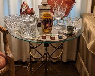 ONE OF TWO MATCHING ROUND GLASS TOP LAMP TABLE WITH BRASS ARROW BASES & FIRST OF TWO MATCHING MABLE COLUMN TABLE LAMPS
