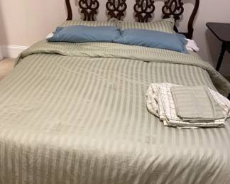 Queen size bed with Tempure memory foam mattress