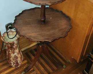 Pie Crust 2 Tier Table