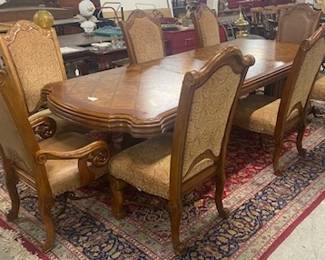 Table w/3 leaves & 8 Chairs