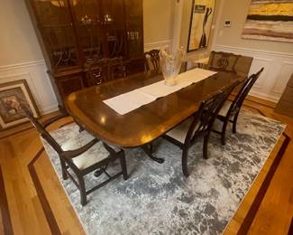 HENREDON? DINING TABLE WITH EXTRA LEAVES AND 6 CHAIRS
