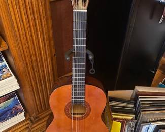 YAMAHA C-40 ACOUSTIC GUITAR
