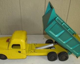 1940's - 1950's Structo Hydraulically Operated Dump Truck w/Motor Underneath Hood 
