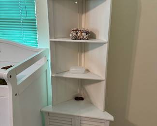 Corner cabinet