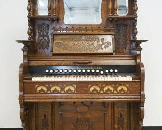 1184	ORNATE VICTORIAN OAK PARLOR ORGAN, CORNISH ORGAN CO, WASHINGTON NJ, APPROXIMATELY 45 IN X 23 IN X 85 IN HIGH
