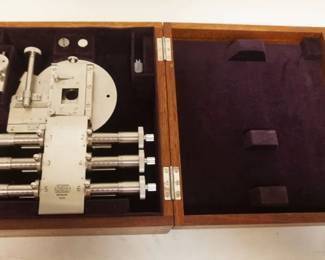 1295	E LEITZ WETZLAR INSTRUMENT IN WOOD BOX, APPROXIMATELY 9 IN X 10 IN X 4 IN HIGH

