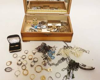 1259	LOT OF ASSORTED COSTUME JEWELRY
