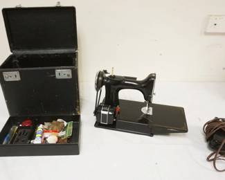 1072	SINGER FEATHERWEIGHT SEWING MACHINE
