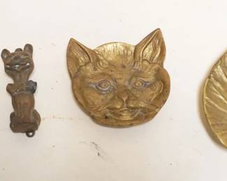 1036	ASSORTED BRASS ITEMS INCLUDING CAT KNOCKER
