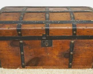 1157	ANTIQUE WOOD KEYHOLE SHAPED TRUNK W/WOOD SLATS, APPROXIMATELY 30 IN X 18 IN X 17 IN HIGH
