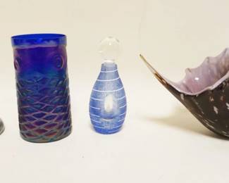 1006	GROUP OF ASSORTED CONTEMPORARY ART GLASS, LARGEST APPROXIMATELY 6 IN
