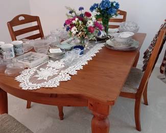 HEAVY LOBLOLLY PINE DINING TABLE. 6 CHAIRS AND 2 LEAVES