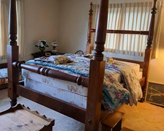 4 POSTER ANTIQUE BED WITH STEPS