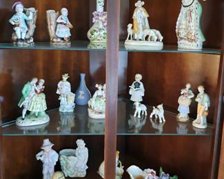 MANY NICE FIGURINES AND VASES