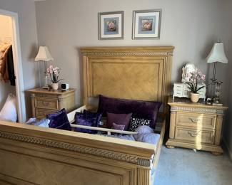 Like new Bedroom set, queen frame