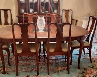 Queen Anne Cherry Dining Table w/2 leaves w/ Queen Anne 8 Chairs by Thomasville Furniture