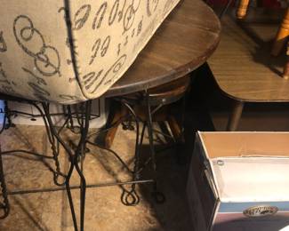 ice cream table w/2 chairs
