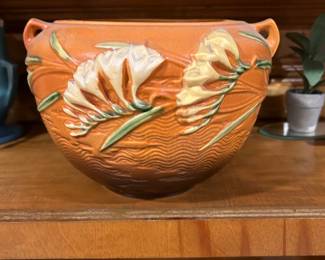 Vintage Roseville Freesia Jardinare 669-6