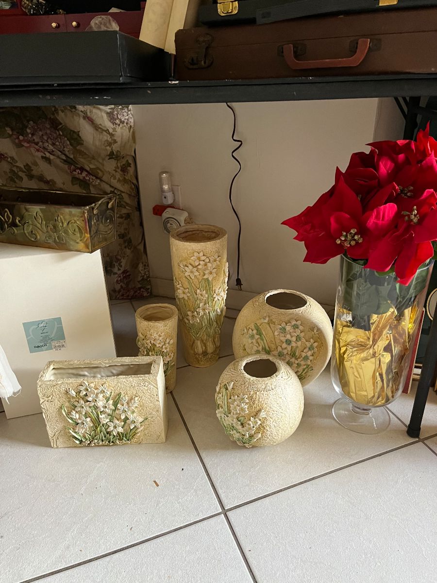 Many vases and lots more home decor 