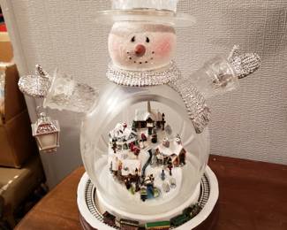 Thomas Kincade snowman with movable train