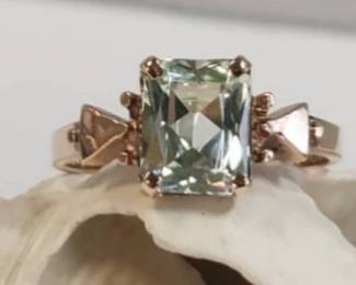 Vintage mint synthetic spinel in 10k 