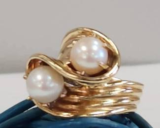 Very cool and modern pearl ring in yellow gold