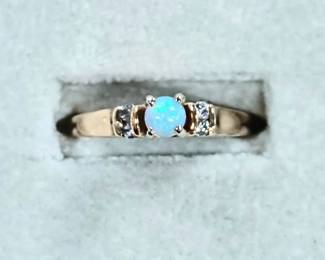 Opal ring in yellow gold 