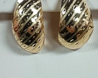 Earrings in yellow gold 