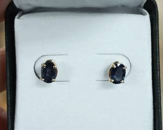 Very nice sapphire studs in yellow gold 