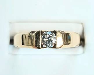 Solitaire in very sleek yellow gold setting 