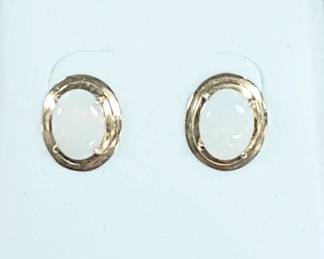 Opal earrings in yellow gold 