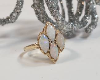 Opal in yellow gold ring