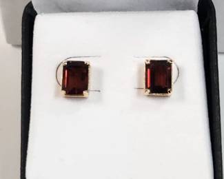 Garnet earrings in yellow gold