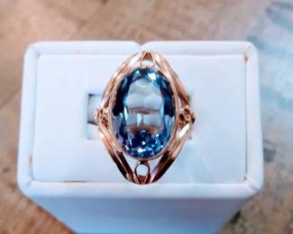 Vintage corn flower blue stone in yellow gold 