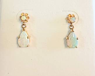Lovely Opal earrings in yellow gold 