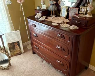 Lillian Russel Chest