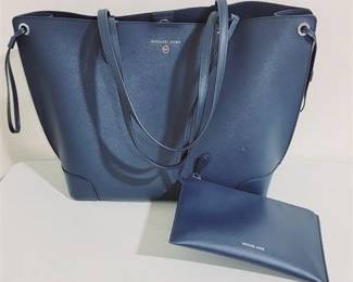 Lot 089   18 Bid(s)
Beautiful Michael Kors Purse and wallet