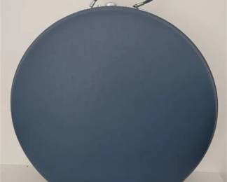 Lot 016   1 Bid(s)
Vintage TIARA 20" wide blue suitcase with handle