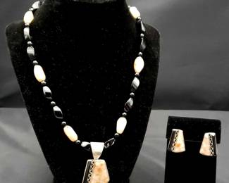 "Holly Jolly Jewels" in Evans, GA. Starts Closing on Sat 12/9 at 8p. Pickup on Mon 12/11 from 11-6p. Please click here to view more photos, descriptions, and current bids:&nbsp;https://ctbids.com/estate-sale/25629