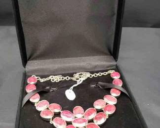 "Holly Jolly Jewels" in Evans, GA. Starts Closing on Sat 12/9 at 8p. Pickup on Mon 12/11 from 11-6p. Please click here to view more photos, descriptions, and current bids:&nbsp;https://ctbids.com/estate-sale/25629