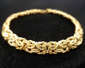 "Holly Jolly Jewels" in Evans, GA. Starts Closing on Sat 12/9 at 8p. Pickup on Mon 12/11 from 11-6p. Please click here to view more photos, descriptions, and current bids:&nbsp;https://ctbids.com/estate-sale/25629