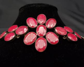 "Holly Jolly Jewels" in Evans, GA. Starts Closing on Sat 12/9 at 8p. Pickup on Mon 12/11 from 11-6p. Please click here to view more photos, descriptions, and current bids:&nbsp;https://ctbids.com/estate-sale/25629