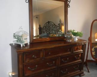 Dresser With Mirror