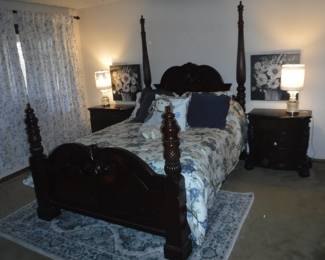 Pretty Pretty Wood Sculptured Four Poster Queen Bed 