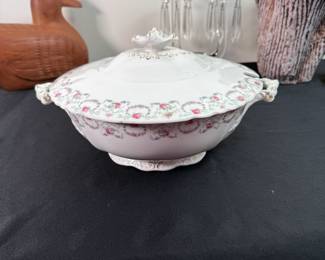 W. H. Grindley & Co (England) covered casserole, very nice condition, minor chip on lid edge, 9"W