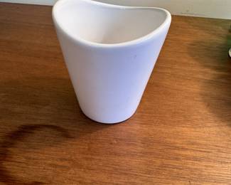 White ceramic modern pattern cup/vessel 3"H