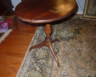18TH CENTURY GEORGIAN TILT TOP TABLE