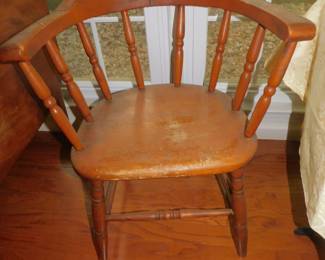 VINTAGE MAPLE CAPTAINS CHAIR